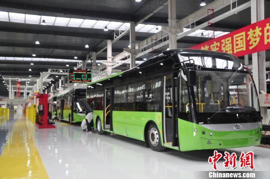 圖為廣西貴港市華奧新能源汽車(chē)有限公司新能源汽車(chē)生產(chǎn)作業(yè)區(qū)。 鐘建珊 攝