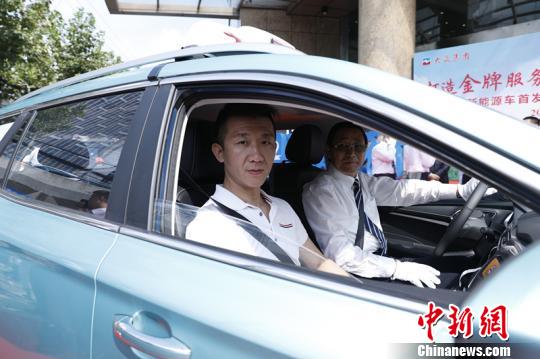 新能源出租車能給乘客全新的乘坐體驗(yàn)。 大眾出租供圖