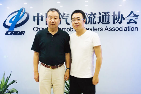 中國汽車流通協(xié)會會長沈進軍與車云網(wǎng)創(chuàng)始人程李 