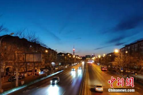 北京道路上行駛的汽車。 張旭 攝